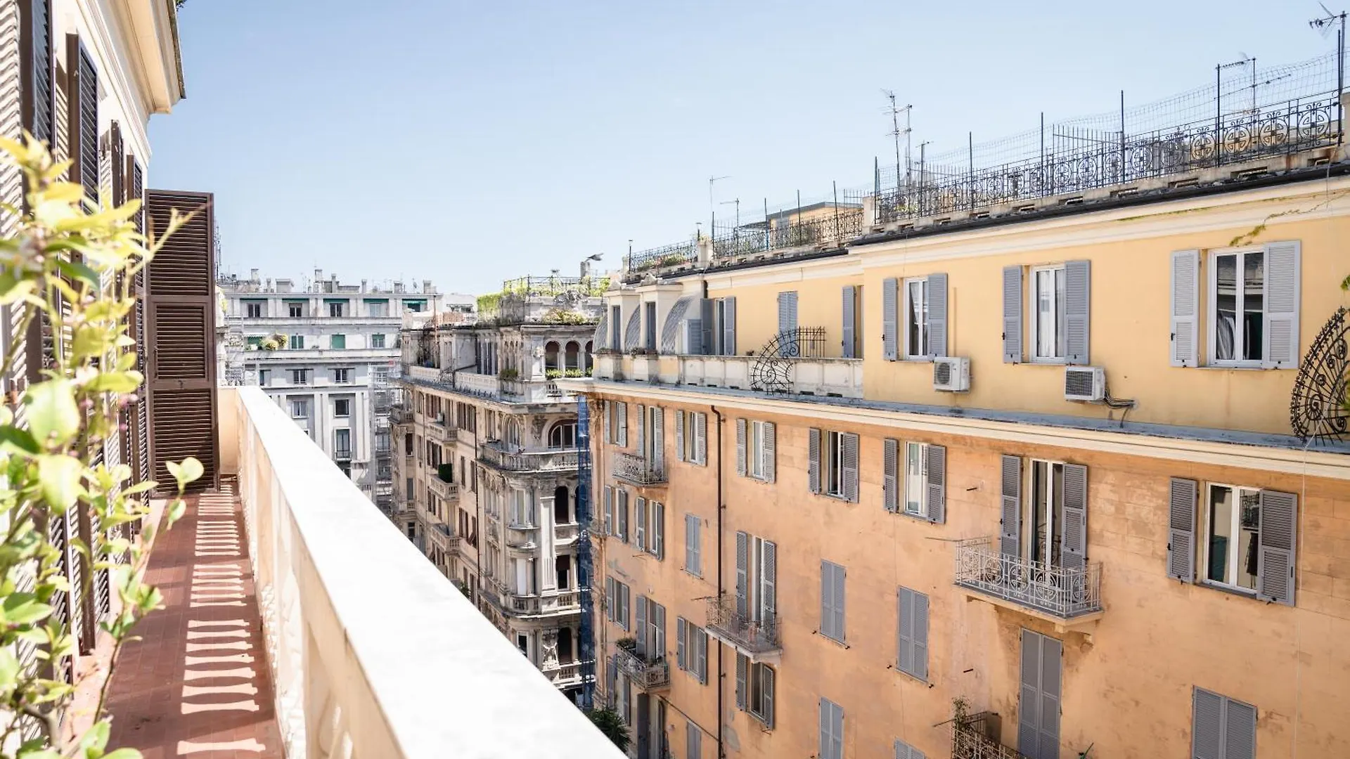 Apartment The Chandelier Genoa Italy